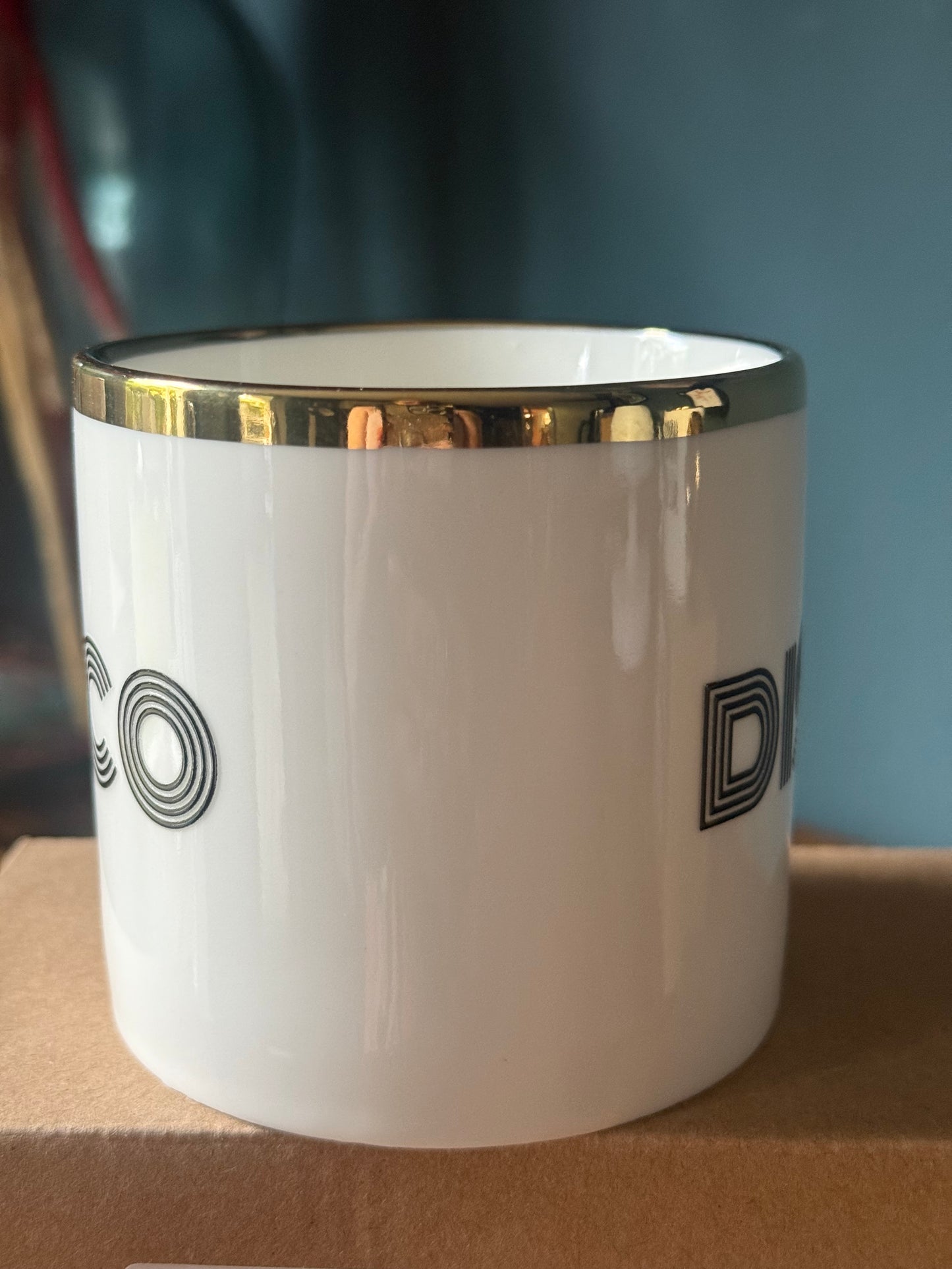 „Disco in a Cup“ weisser Disco Kaffee- bzw. Teebecher mit Goldrand