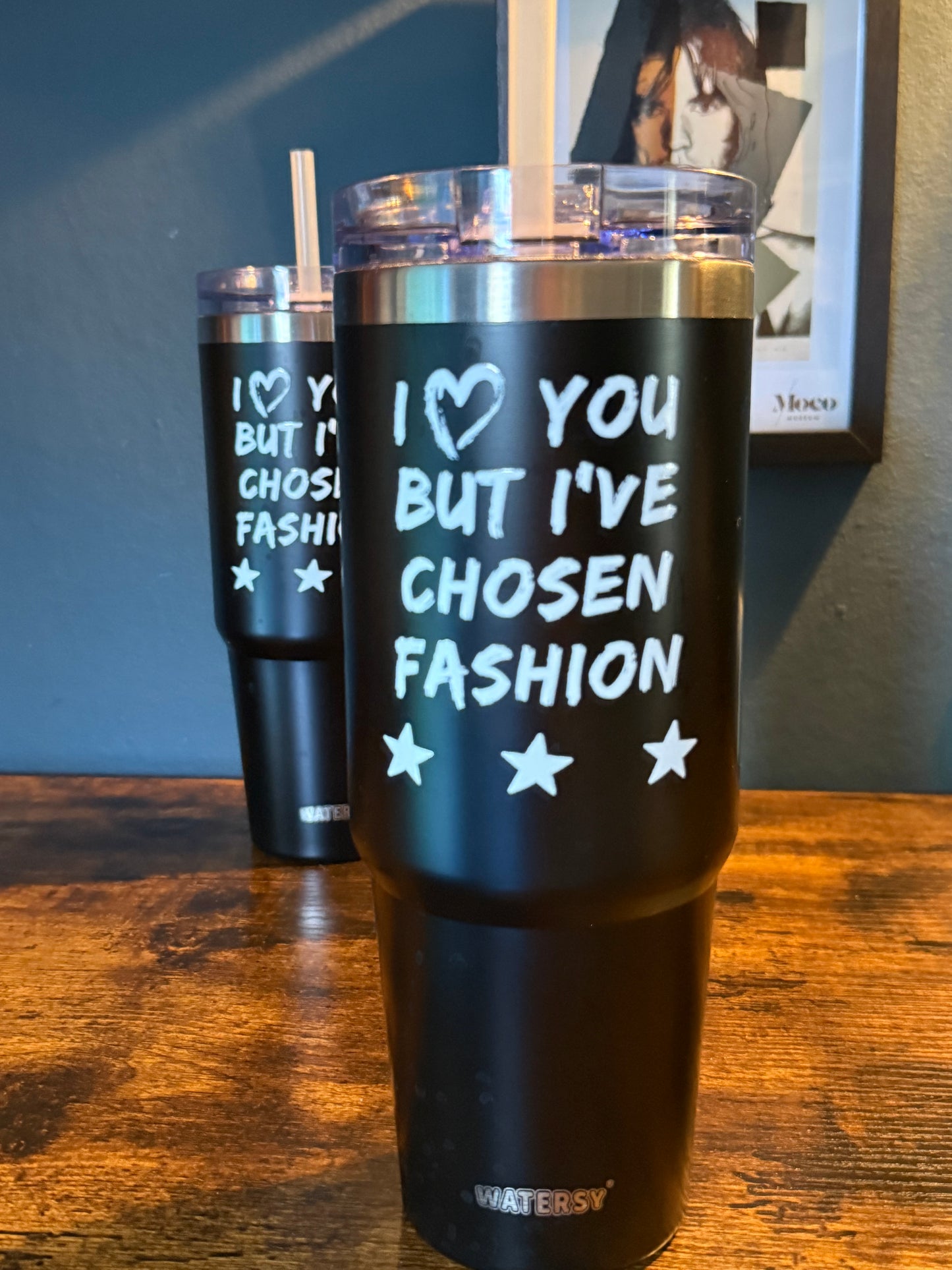 Schwarzer Tumbler – 890 ml | „I love you but I’ve chosen fashion“