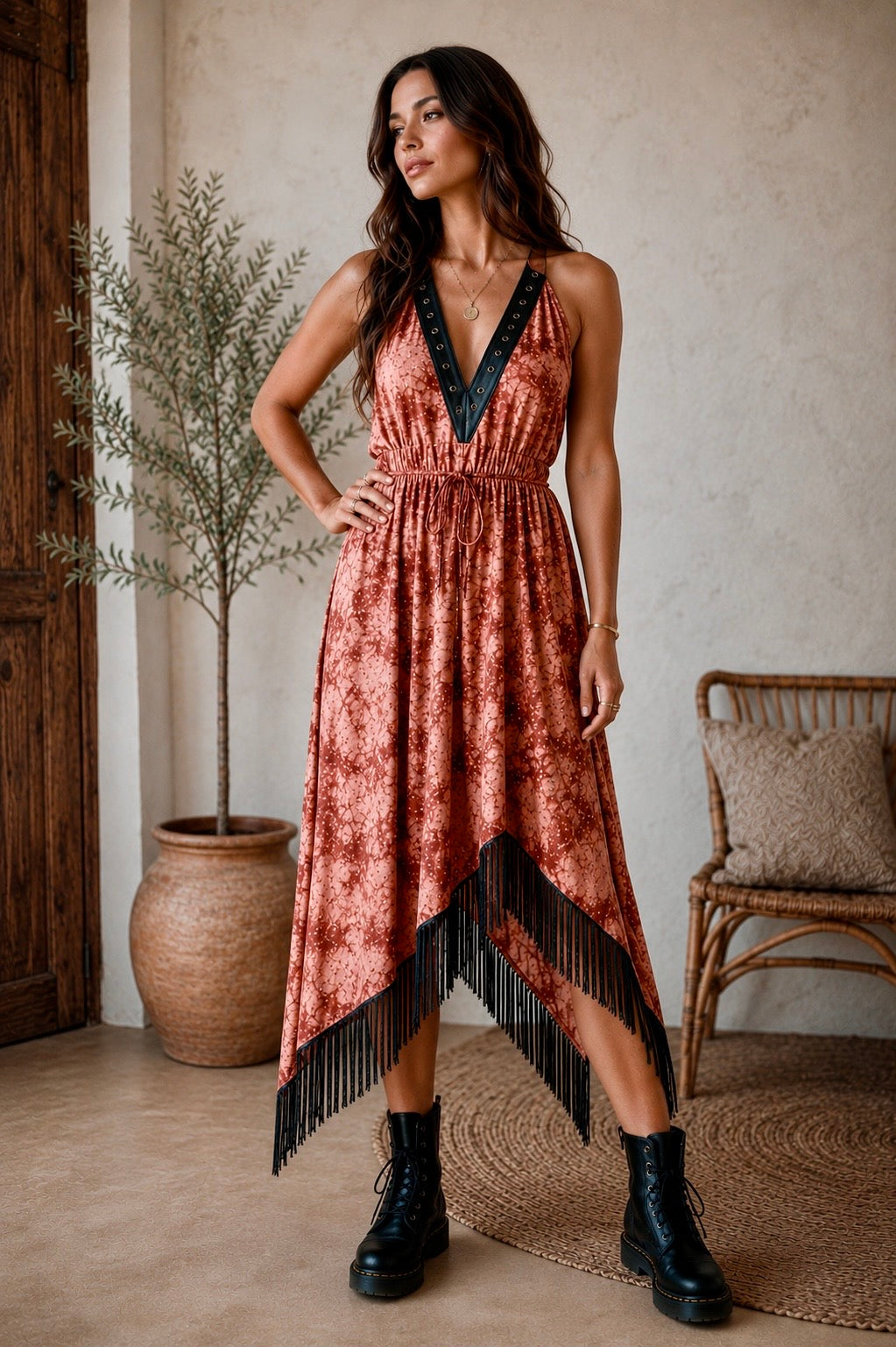 Neckholder-Kleid mit Lederdetails