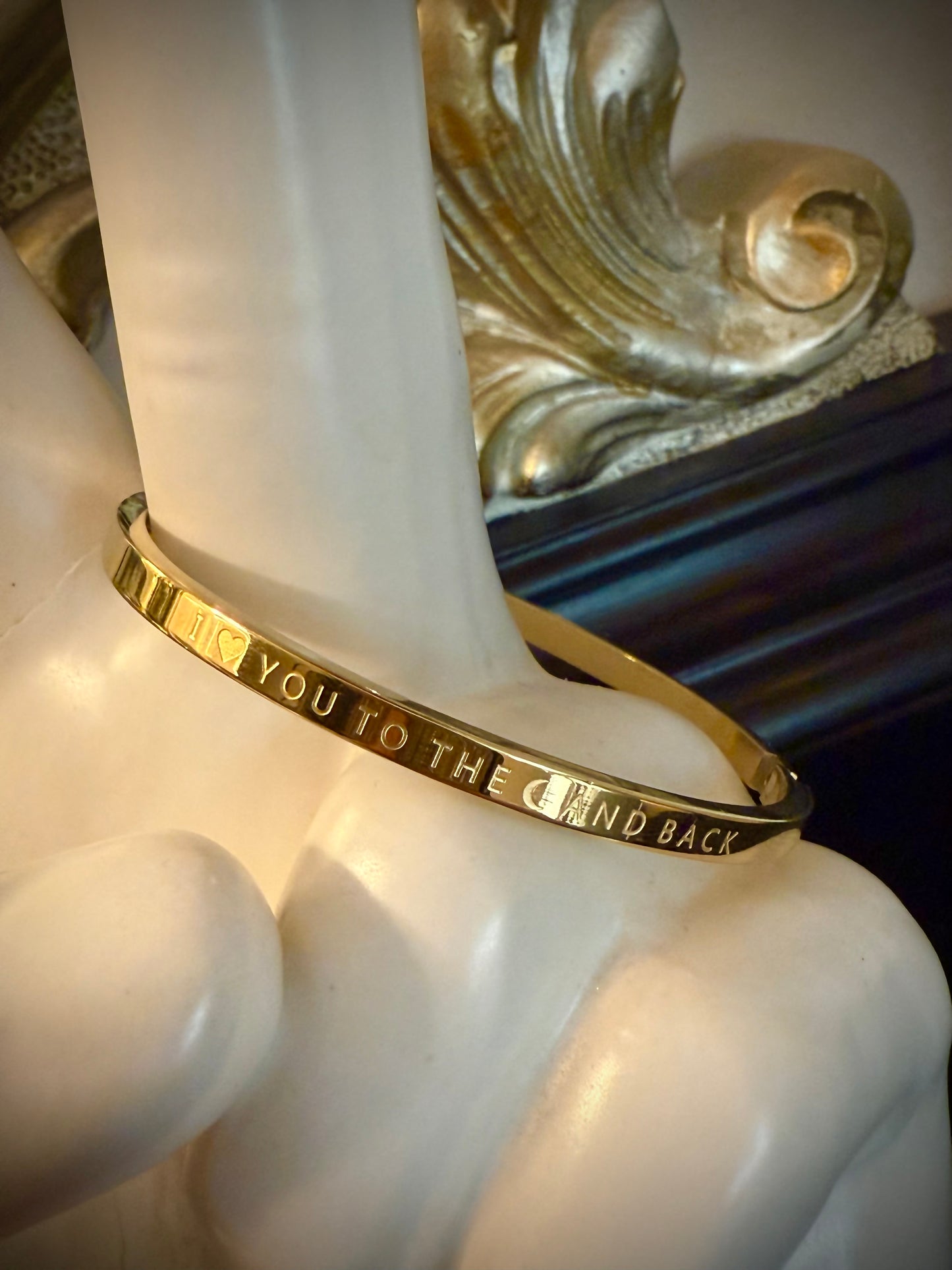 Goldfarbener Armreif „To the moon and back“ aus Stainless Steel