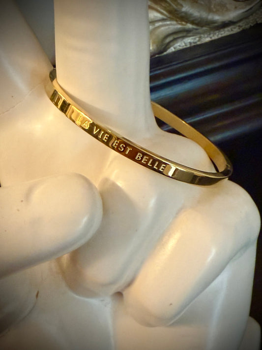 Goldfarbener Armreif „La vie est belle“ aus Stainless Steel