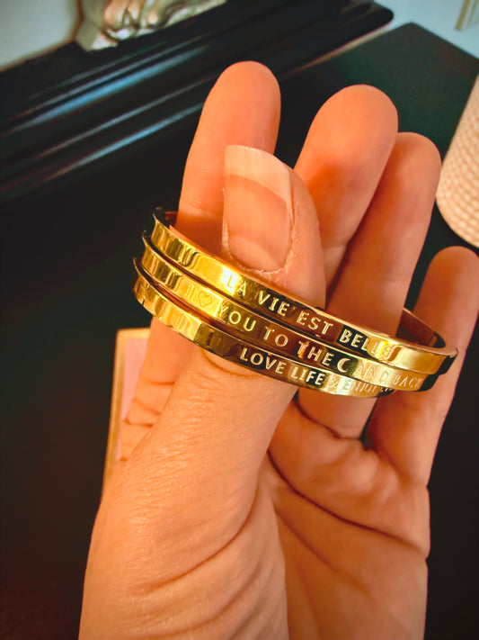 Goldfarbener Armreif „La vie est belle“ aus Stainless Steel