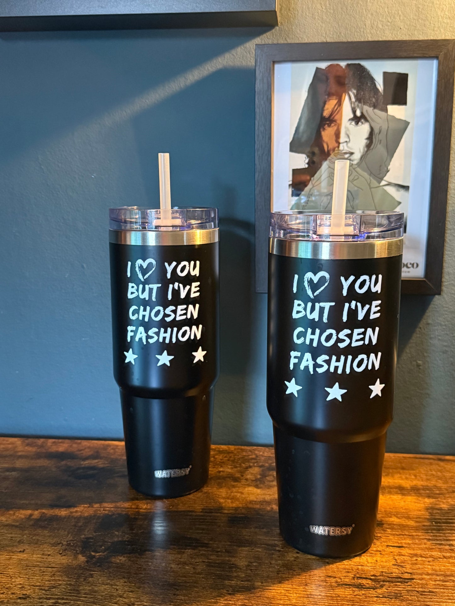 Schwarzer Tumbler – 890 ml | „I love you but I’ve chosen fashion“