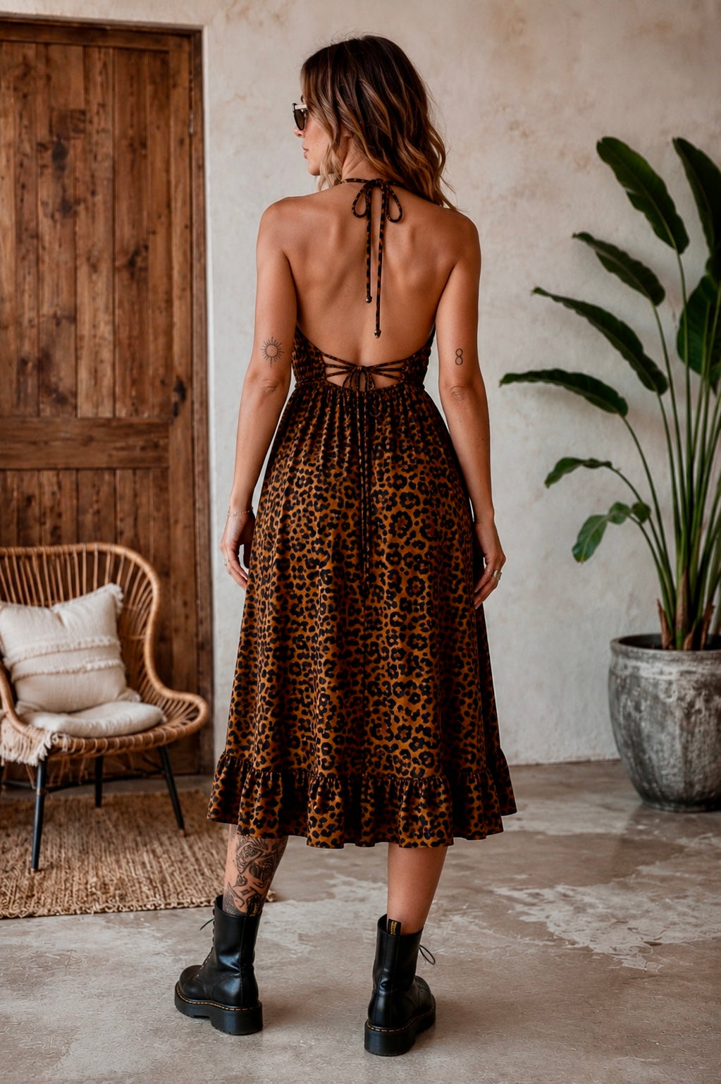 Neckholder-Kleid mit Lederdetails
