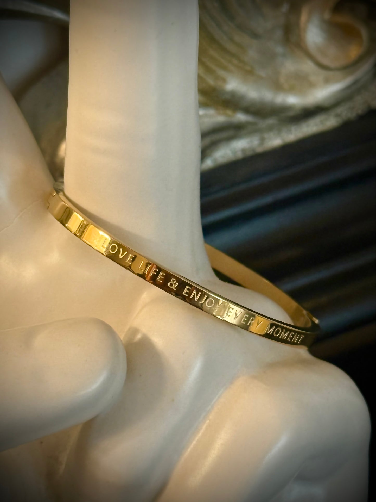 Goldfarbener Armreif „Love life and enjoy every moment“ aus Stainless Steel
