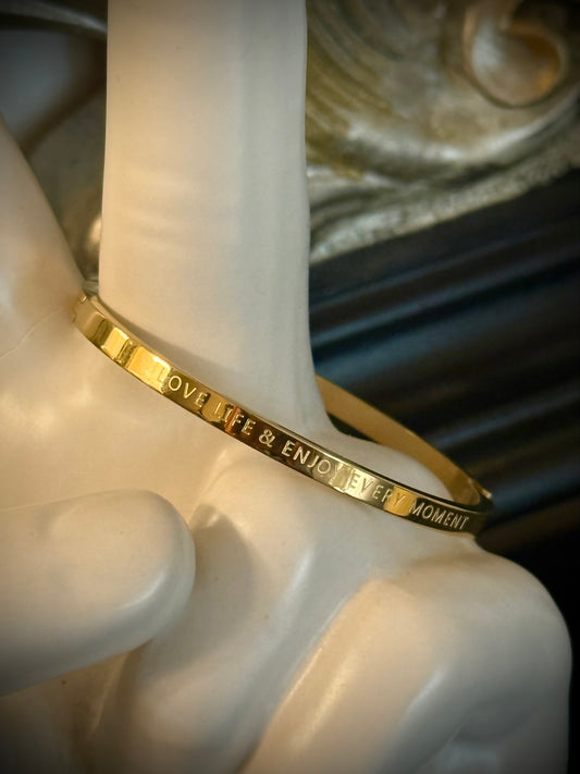 Goldfarbener Armreif „Love life and enjoy every moment“ aus Stainless Steel