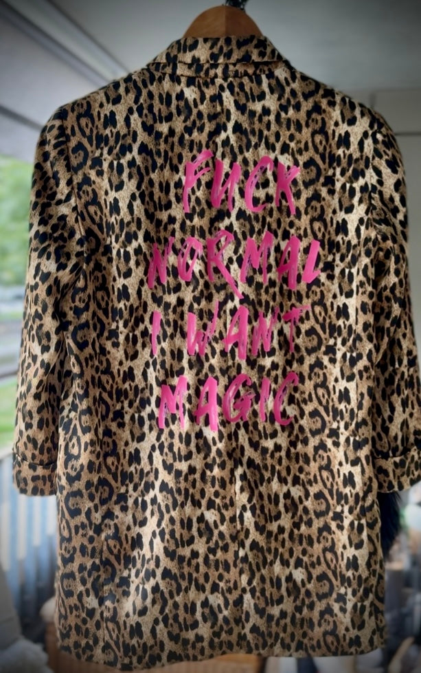 Vintage Satin-Blazer mit Leo-Muster „F⚡️ck normal I want magic“